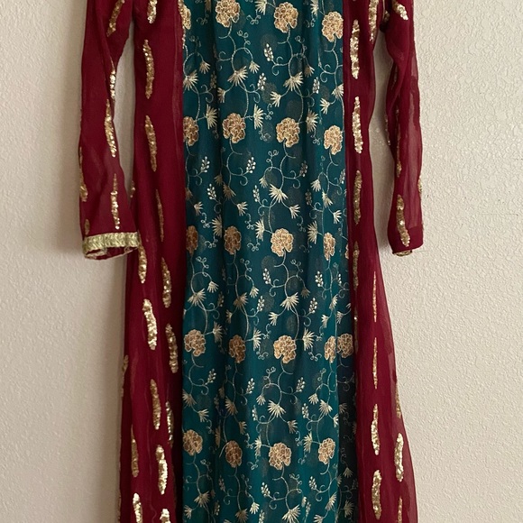 Women’s 4 piece fancy shalwar kameez fully embroidered - Picture 6 of 10